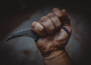 Χειροπέδες σε Βολιώτη τα μεσάνυκτα – Κυκλοφορούσε με σουγιάδες, μαχαίρι και σιδερογροθιά
