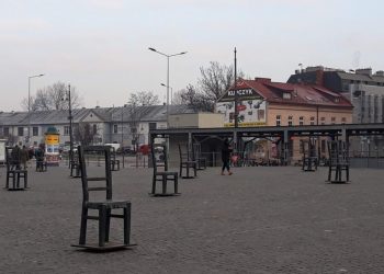 Κάθε καρέκλα κι ένας άνθρωπος που δεν γύρισε ποτέ – Μια σιωπηλή κραυγή στο κέντρο της Κρακοβίας