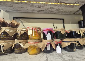 Ντύθηκε νύφη η πρώτη γυναίκα ντελίβερι των Τρικάλων-Γάμος και βάφτιση με άρωμα Μάνης, Κρήτης και… χρώματα λεβάντας