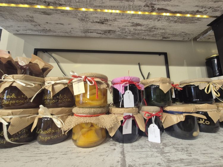 Ντύθηκε νύφη η πρώτη γυναίκα ντελίβερι των Τρικάλων-Γάμος και βάφτιση με άρωμα Μάνης, Κρήτης και… χρώματα λεβάντας