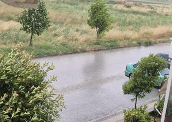 Ισχυρή καταιγίδα στα Τρίκαλα-Σε πολλές περιοχές έριξε και χαλάζι