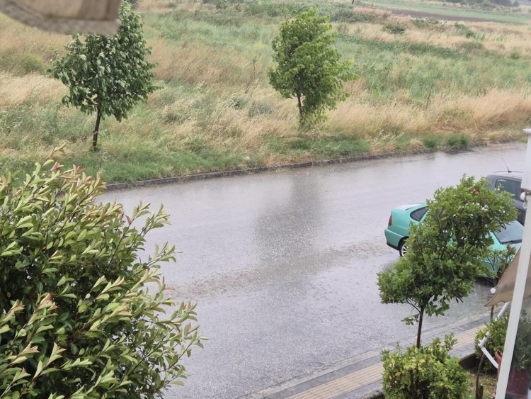 Ισχυρή καταιγίδα στα Τρίκαλα-Σε πολλές περιοχές έριξε και χαλάζι