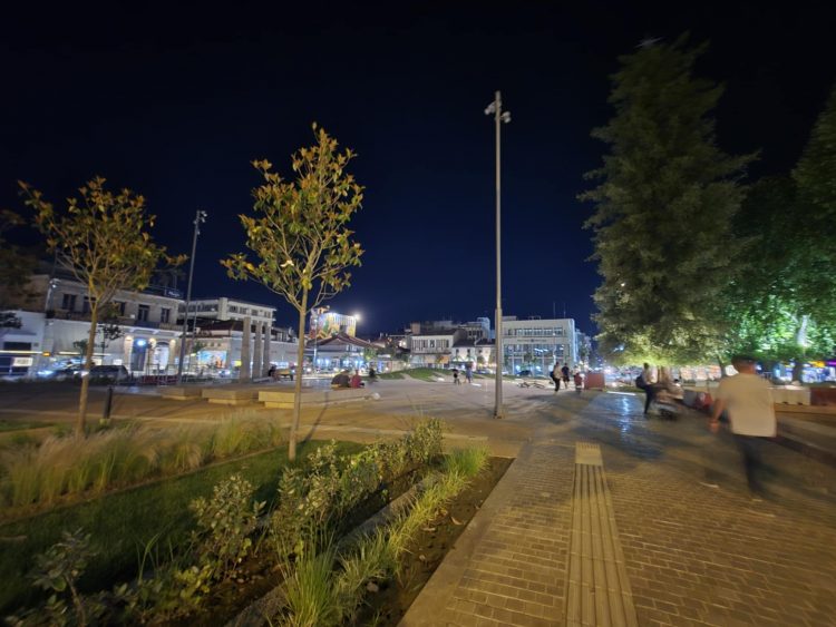 Οι Τρικαλινοί περπατούν ξανά στην κεντρική πλατεία (εικόνες)