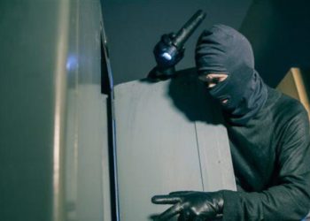 Βίντεο ντοκουμέντο: Δείτε πως «σήκωσαν» χρηματοκιβώτιο από ενεχυροδανειστήριο σε κεντρικό δρόμο της Λάρισας