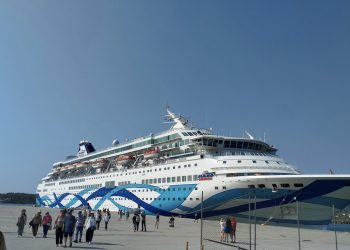 Βόλος: Νέες εικόνες και βίντεο από το γιγαντιαίο κρουαζιερόπλοιο – Χιλιάδες επισκέπτες «πλημμύρισαν» την πόλη