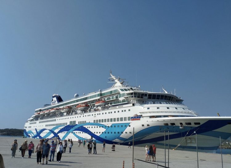 Βόλος: Νέες εικόνες και βίντεο από το γιγαντιαίο κρουαζιερόπλοιο – Χιλιάδες επισκέπτες «πλημμύρισαν» την πόλη