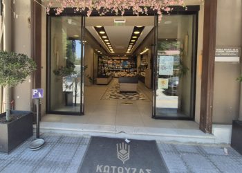 Τρίκαλα: Το κατάστημα που έβαλε ένα μπολ νερό για τα ζώα και έκανε τη διαφορά – Μια σκιά ανθρωπιάς, στον ήλιο που καίει