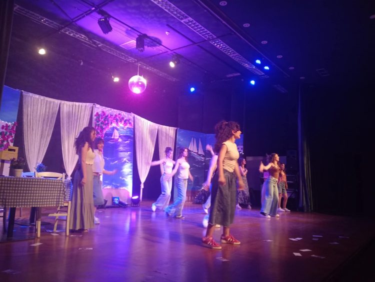 Με μεγάλη επιτυχία η θεατρική παράσταση “Mamma Mia!” του 4ου Πειραματικού ΓΕΛ