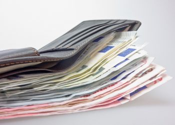 Ανήλικοι βρήκαν πορτοφόλι με μεγάλο χρηματικό ποσό και το παρέδωσαν στην Αστυνομία