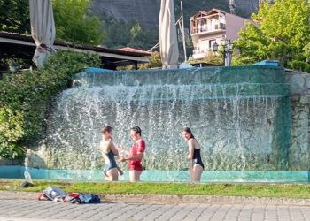 Για μπανάκι στο συντριβάνι στο κέντρο της Καλαμπάκας !!!