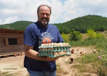 Μετακόμισε από τη Γλυφάδα σε ένα χωριό με 30 κατοίκους στα Μετέωρα για να φτιάξει οικολογική φάρμα – Η νέα ζωή του Νίκου (ΕΙΚΟΝΕΣ)