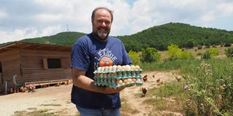 Μετακόμισε από τη Γλυφάδα σε ένα χωριό με 30 κατοίκους στα Μετέωρα για να φτιάξει οικολογική φάρμα – Η νέα ζωή του Νίκου (ΕΙΚΟΝΕΣ)