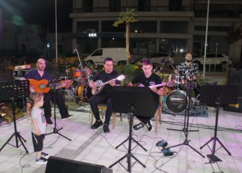 Mουσική πανδαισία στην πλατεία Δημαρχείου της Πύλης