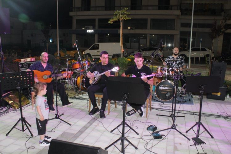 Mουσική πανδαισία στην πλατεία Δημαρχείου της Πύλης