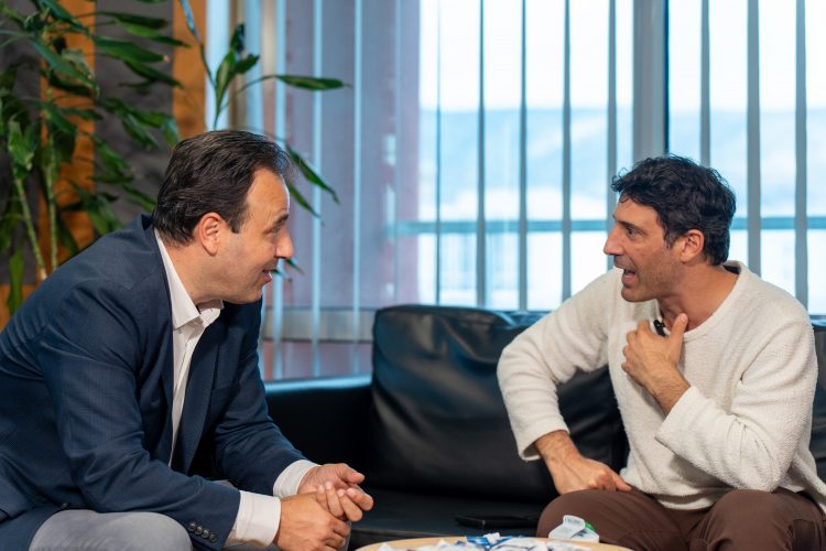 Ψηφιακός κόσμος ή ζούγκλα;: Ο Υπουργός Ψηφιακής Διακυβέρνησης Δημήτρης Παπαστεργίου συζητά με τον ηθοποιό Λευτέρη Ελευθερίου