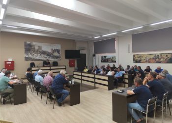 Με τους προέδρους των κοινοτήτων συναντήθηκε ο Λ. Αβραμόπουλος –Συζήτηση για τα ακαθάριστα οικόπεδα και τα πρόστιμα