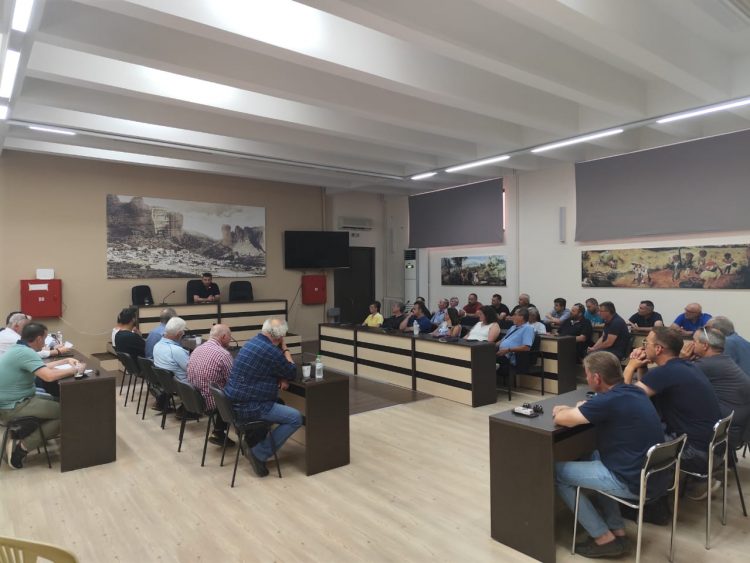 Με τους προέδρους των κοινοτήτων συναντήθηκε ο Λ. Αβραμόπουλος –Συζήτηση για τα ακαθάριστα οικόπεδα και τα πρόστιμα