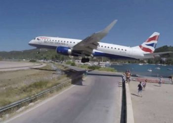 Γυναίκα παρασύρθηκε από τα ισχυρά ρεύματα τουρμπίνας αεροσκάφους στη Σκιάθο (ΕΙΚΟΝΑ – ΒΙΝΤΕΟ)