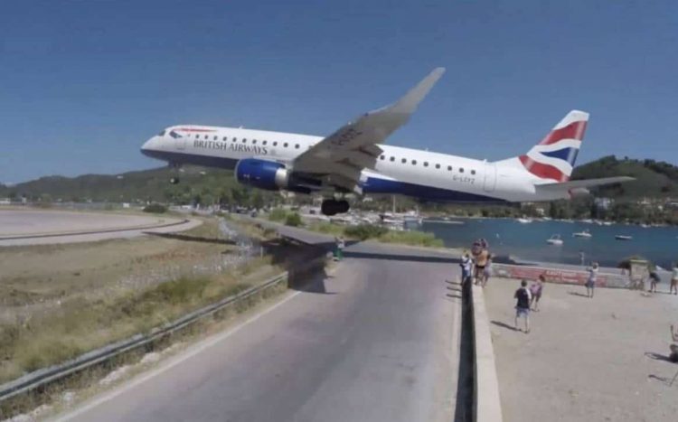 Γυναίκα παρασύρθηκε από τα ισχυρά ρεύματα τουρμπίνας αεροσκάφους στη Σκιάθο (ΕΙΚΟΝΑ – ΒΙΝΤΕΟ)