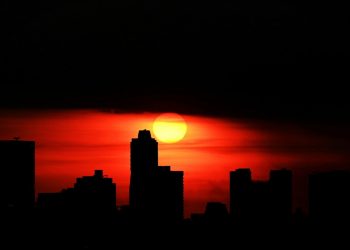 Τι είναι η «τροπική νύχτα» που θα βιώσουμε το βράδυ της Παρασκευής – Πώς μας επηρεάζει