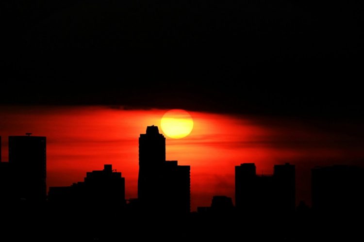 Τι είναι η «τροπική νύχτα» που θα βιώσουμε το βράδυ της Παρασκευής – Πώς μας επηρεάζει