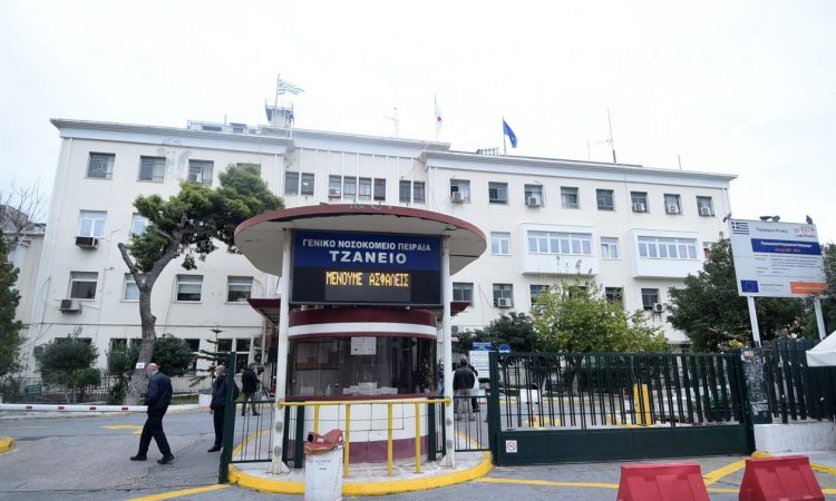 Τζάνειο: «Όλοι κυνηγάνε τον νοσηλευτή, αλλά η δουλειά είναι από πάνω», λέει ο γιος της