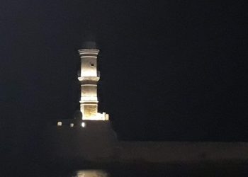 Ο Φάρος τη νύχτα στο παλιό λιμάνι των Χανίων – Ένα από τα πιο πολυφωτογραφημένα σημεία της Κρήτης