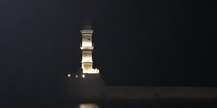 Ο Φάρος τη νύχτα στο παλιό λιμάνι των Χανίων – Ένα από τα πιο πολυφωτογραφημένα σημεία της Κρήτης
