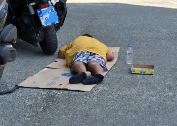 Γροθιά στο στομάχι – Σκηνές σοκ στο κέντρο των Τρικάλων με άνδρα να κοιμάται στην άσφαλτο εν μέσω καύσωνα