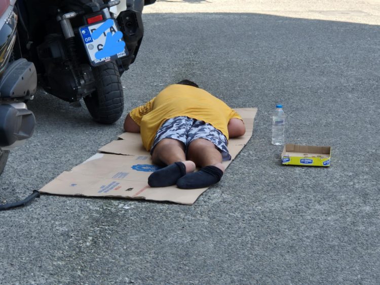 Γροθιά στο στομάχι – Σκηνές σοκ στο κέντρο των Τρικάλων με άνδρα να κοιμάται στην άσφαλτο εν μέσω καύσωνα