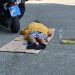 Γροθιά στο στομάχι – Σκηνές σοκ στο κέντρο των Τρικάλων με άνδρα να κοιμάται στην άσφαλτο εν μέσω καύσωνα