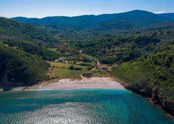 Αυτή είναι η εναλλακτική παραλία της Μαγνησίας με τα υπόγεια ρέματα