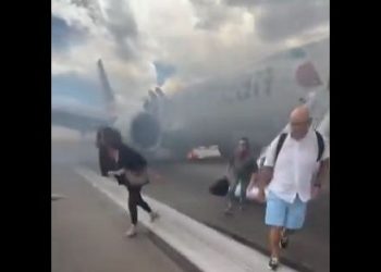 Πανικός σε πτήση της American Airlines: Καπνοί και φωτιά σε Boeing 737 Max πριν την απογείωση
