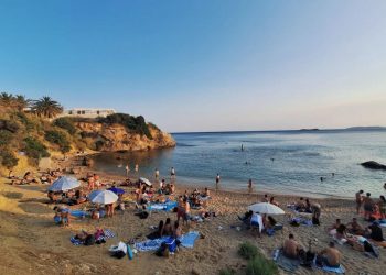 Παραλία Αλθέα: Το «κόσμημα» της Αττικής-Η θάλασσα με τα γαλαζοπράσινα νερά, μια ανάσα από την Αθήνα