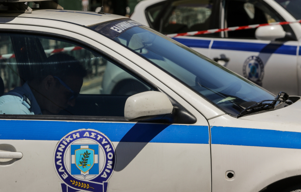 Αυτοκίνητο έπεσε σε γκρεμό, από τύχη σώθηκαν οι επιβαίνοντες (ΕΙΚΟΝΕΣ)