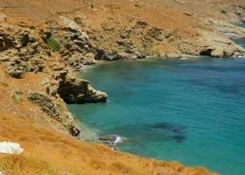 Άνδρος: Οι «θησαυροί» του νησιού για να απολαύσετε το μπάνιο σας