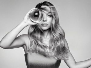 Live your Life in Gloss: Το «μυστικό» για να αποκτήσεις τα λαμπερά μαλλιά της Sydney Sweeney