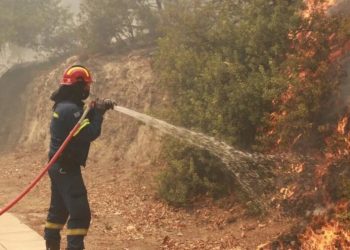 Φωτιά στο Κουτσόχερο – Και ελικόπτερο στη μάχη της κατάσβεσης