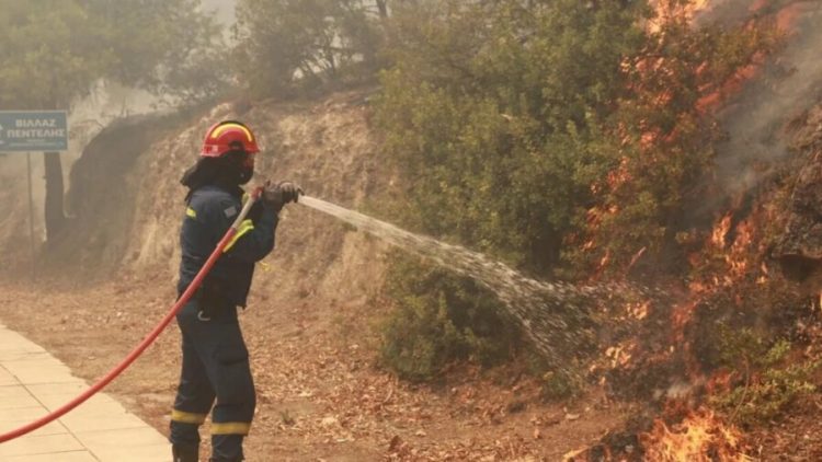 Φωτιά στο Κουτσόχερο – Και ελικόπτερο στη μάχη της κατάσβεσης
