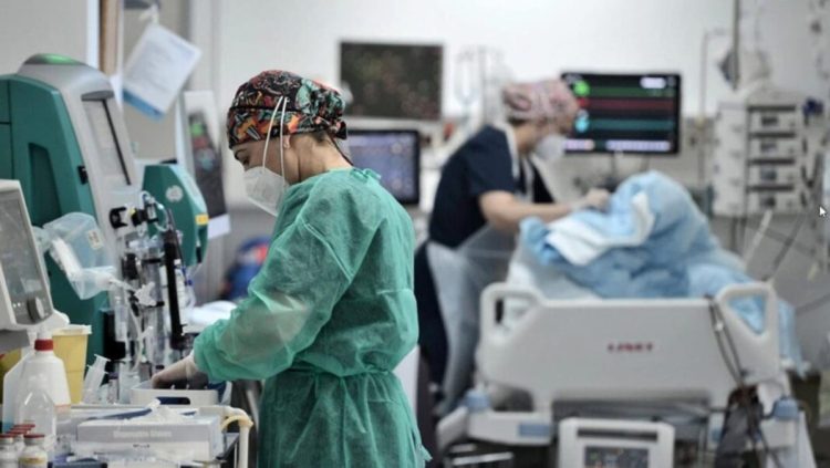 Αυτή είναι η κατάσταση της υγείας της 54χρονης γιατρού με τον αιμορραγικό πυρετό – Τι γίνεται με τις άλλες επαφές του κτηνοτρόφου που πέθανε