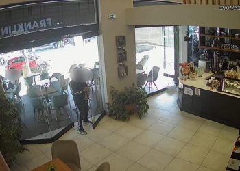 Δείτε βίντεο: Η στιγμή που πελάτης γνωστής αλυσίδας καφέ, αρπάζει το κυτίο με τα φιλοδωρήματα και γίνεται …καπνός (ΕΙΚΟΝΕΣ)