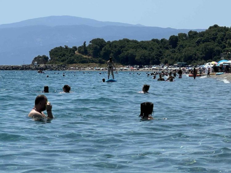 “Βούλιαξε” ο Αγιόκαμπος με κολυμβητές απ’ όλη την Θεσσαλία! (ΕΙΚΟΝΕΣ)