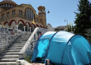 Κατασκήνωσαν ετσιθελικά στην …δροσιά σε πολυσύχναστο σημείο – Κινητοποιήθηκε η αστυνομία