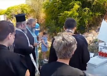 Συγκίνηση στο σημείο της τραγωδίας στα Τέμπη: Θεία Λειτουργία και τρισάγιο στη μνήμη των 57 θυμάτων (ΒΙΝΤΕΟ)