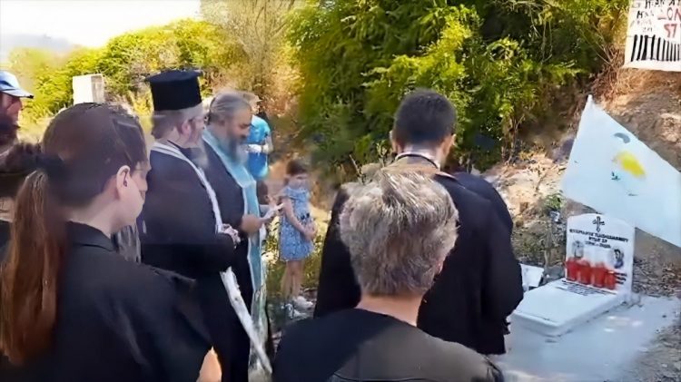 Συγκίνηση στο σημείο της τραγωδίας στα Τέμπη: Θεία Λειτουργία και τρισάγιο στη μνήμη των 57 θυμάτων (ΒΙΝΤΕΟ)