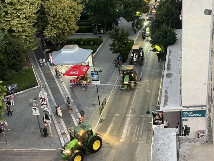 «Επέλαση» των τρακτέρ στη Λάρισα: Έφτασε το αγροτικό κομβόι, ξεσηκώνοντας το κέντρο της πόλης (ΕΙΚΟΝΕΣ – ΒΙΝΤΕΟ)
