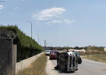 «Τούμπαρε» αυτοκίνητο – Μια γυναίκα τραυματίας μεταφέρθηκε στο νοσοκομείο (ΕΙΚΟΝΕΣ)