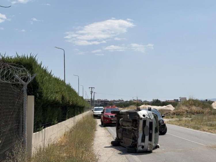 «Τούμπαρε» αυτοκίνητο – Μια γυναίκα τραυματίας μεταφέρθηκε στο νοσοκομείο (ΕΙΚΟΝΕΣ)