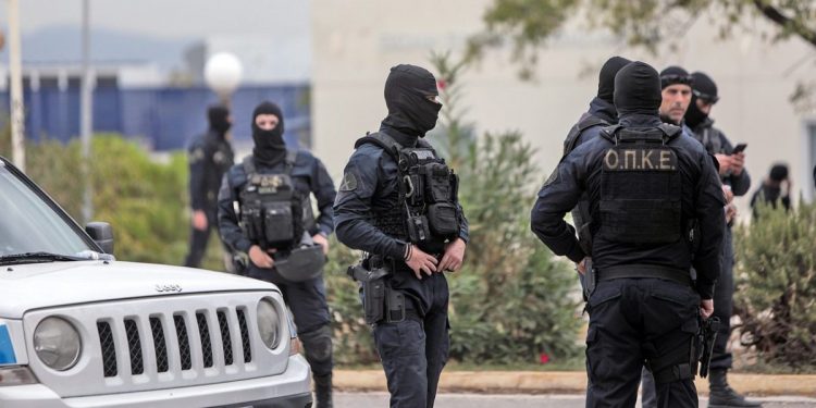 Σπείρα έκλεβε αμάξια και ηλικιωμένους – Πάνω από 29.000 ευρώ η λεία – Μεγάλο βιογραφικό σε κλοπές έχτισαν οι δράστες – Τι διαπίστωσαν οι αστυνομικοί