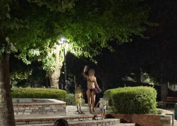 Νεαρή μητέρα πέταξε τα ρούχα και με το μαγιό βούτηξε στο σιντριβάνι με τα παιδιά της – Έσπευσε η αστυνομία (ΕΙΚΟΝΕΣ)